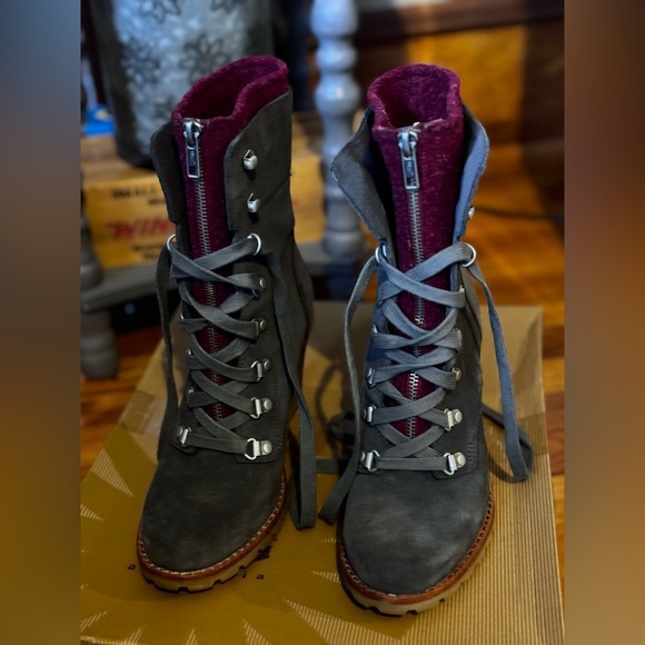 ⭐️UGG Heeled Boots w/fabric, size 7⭐️ - Picture 17 of 17